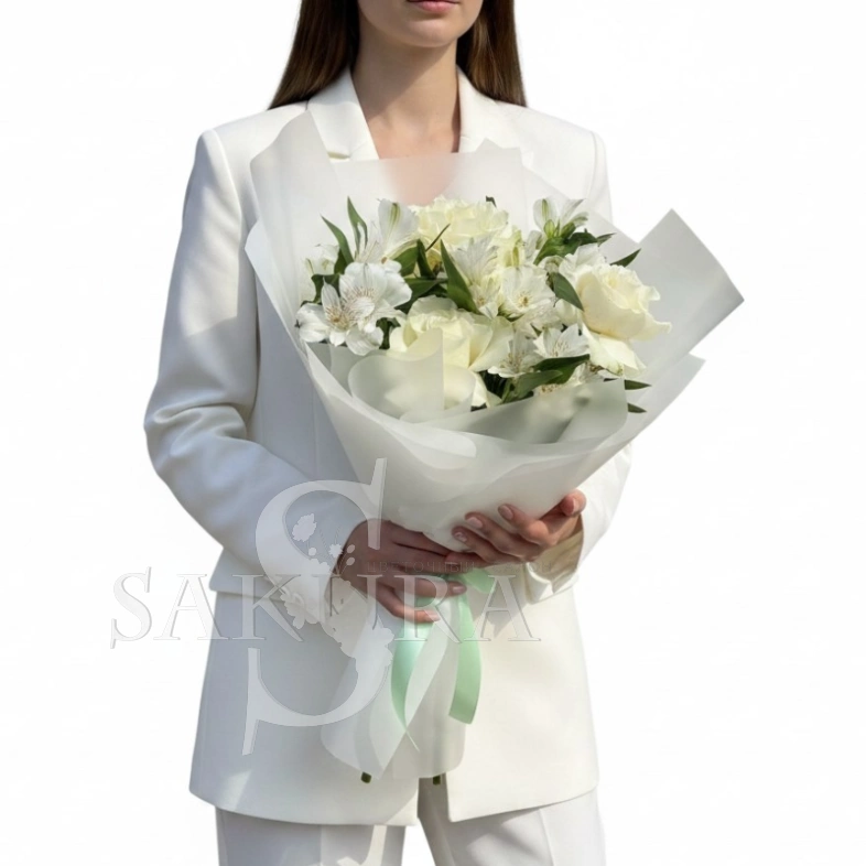 Букет из белых роз и альстромерий &mdash; &laquo;Белоснежная гармония&raquo;