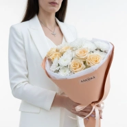 Букет из хризантемы и нежной кустовой розы