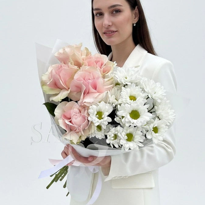 Букет из розы сорт Фрутетта и кустовых хризантем