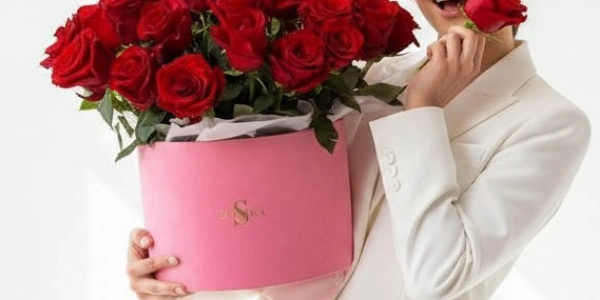 Композиция в шляпной коробке с красными розами «Вдохновение страсти» 25 шт