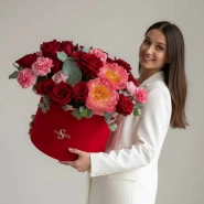 Композиция в шляпной красной бархатной коробке &laquo;Бурный роман&raquo;