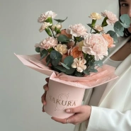 Композиция в шляпной коробке &laquo;Нежному ангелу&raquo;