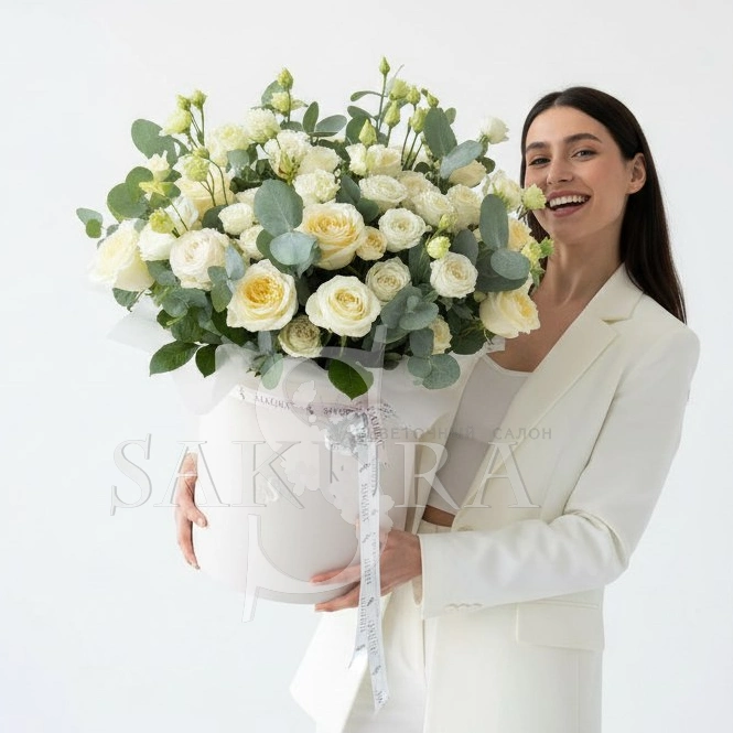 Композиция в шляпной коробке &laquo;Люкс белых роз&raquo;