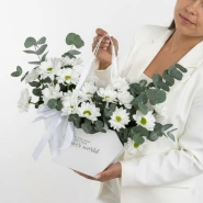 Цветы в коробке- сумке из хризантем с эвкалиптом