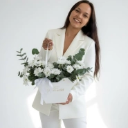 Цветы в коробке- сумке из хризантем с эвкалиптом