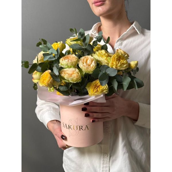 Композиция в коробке с кустовой розой