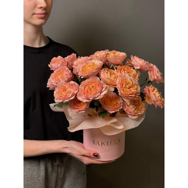 Композиция в коробке с кустовой пионовидной розой